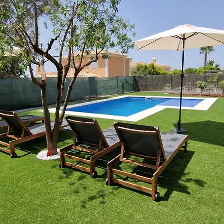 Apartmán Pretty Stunning House With Garden And Private Swimming Pool